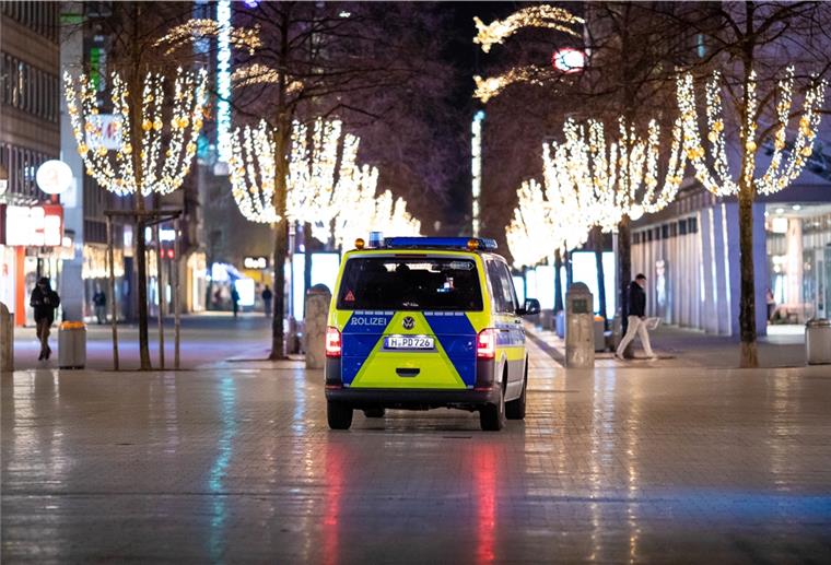 Länder peilen Verlängerung des Lockdowns an Ein Polizeiauto steht in einer Fußgänger in Niedersachsen.