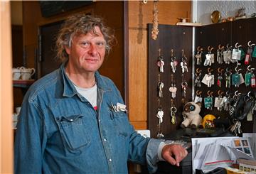 Alle Zimmerschlüssel hängen an ihren Haken, diese Nacht war kein Gast da: Wolfgang Turkowsky vom „Hotel an der Karlstadt“ betreut aktuell ein leeres Hotel.
