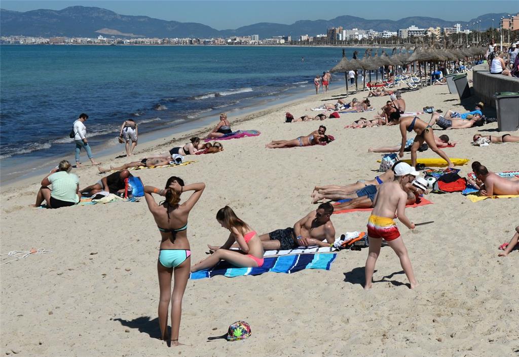 Allein auf Mallorca waren im Juli 1,84 Millionen Besucher - ein Monatsrekord. 9,5 Prozent mehr als im Vorjahr. Die Zahl deutscher Touristen stieg um 5 Prozent auf 609.000.