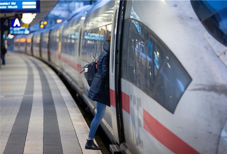 Allein im ICE: Im Fernverkehr der Deutschen Bahn soll dafür gesorgt werden, dass mehr Abstand gehalten werden kann.