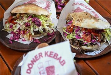 Alleine in diesem Jahr sorgte das Fladenbrot mit Fleisch, Gemüse und ordentlich Soße für weit mehr als nur kulinarischen Genuss. Zeit für einen etwas anderen Rückblick auf das Döner-Jahr 2024.