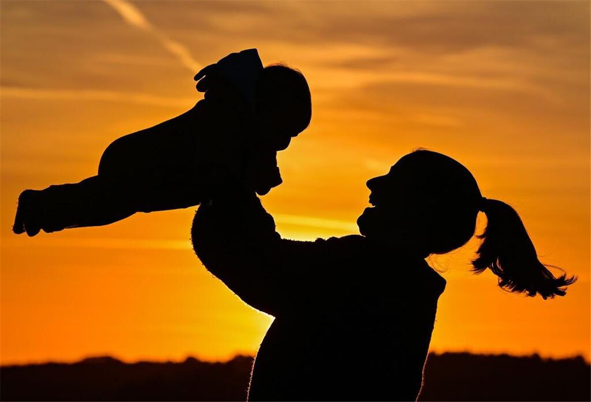 300 Euro mehr möglich – doch viele Alleinerziehende kennen diese Hilfen nicht Ein Mutter mit ihrem Kind vor einem Sonnenuntergang. Alleinerziehend? In Deutschland trifft das auf deutlich mehr Mütter als Väter zu.