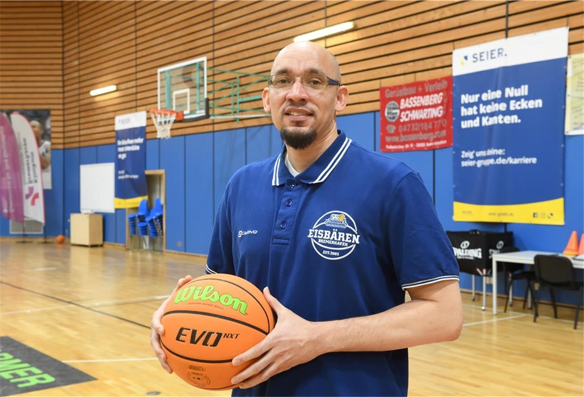 Smith will sich bei Eisbären als Cheftrainer empfehlen Allen Ray Smith will seine Chance nutzen, sich bei den Eisbären als Cheftrainer zu präsentieren.