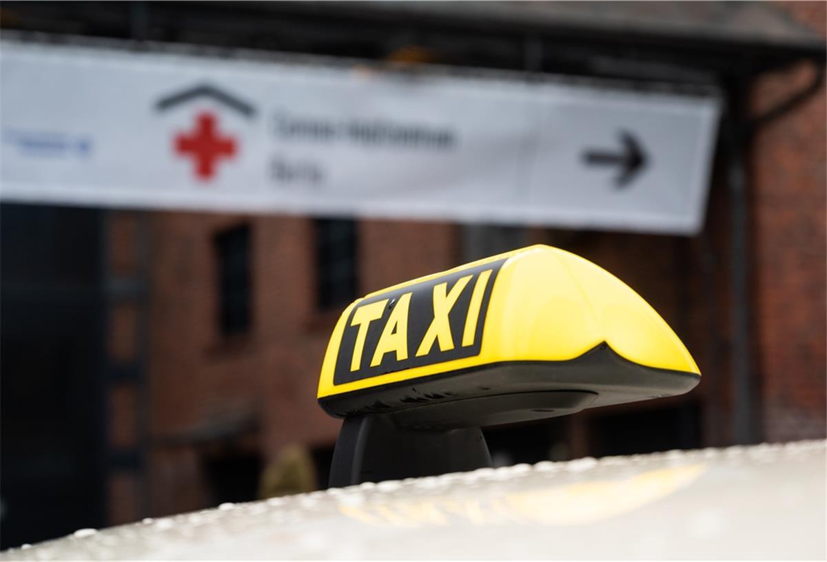 Bremen: Kostenlos mit dem Taxi zum Impfzentrum Allen über 80 Jahren soll es durch die kostenlosen Fahrten ermöglicht werden, einen Impftermin wahrzunehmen.