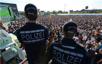 Alles im Blick: Die Polizei will bei drohender Gefahr auf den WM-Veranstaltungen hart durchgreifen.