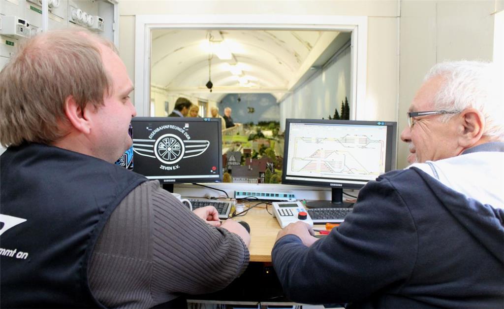 Alles im Blick: Digitaler Leitstand für die Modellbauanlage.