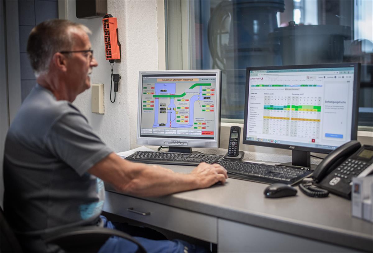 Ohne Schöpfwerke läuft’s nicht: So bleibt das Cuxland trocken Alles im Blick: Uwe von See steuert von Otterndorf aus die 70 Schöpfwerke im Hinterland der Elbe.