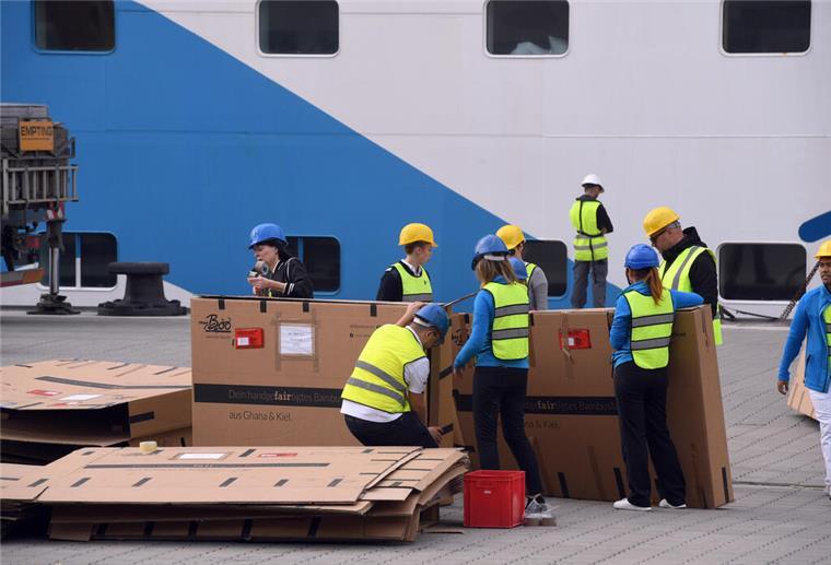 Das Ende der „Aidaaura“: Hier verliert das Kreuzfahrtschiff seinen Namen Alles mit „Aida“-Bezug muss raus. Hier werden „Aida“-Fahrräder verpackt.