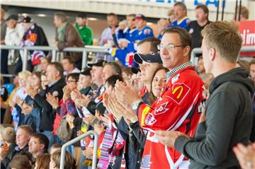 Alles oder Nichts: Die Fans der Fischtown Pinguins freuen sich auf das entscheidende siebte Viertelfinalspiel gegen die Dresdner Eislöwen am Donnerstag. Foto Adebahr