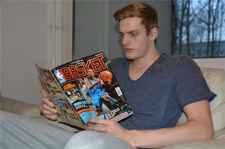 Ex-Eisbär Moritz Hübner glaubt an Bremerhavens Klassenerhalt Alles, was mit Basketball zu tun hat, interessiert Moritz Hübner brennend. Auch über seinen Ex-Club, die Eisbären, ist der Braunschweiger Profi auf dem Laufenden.