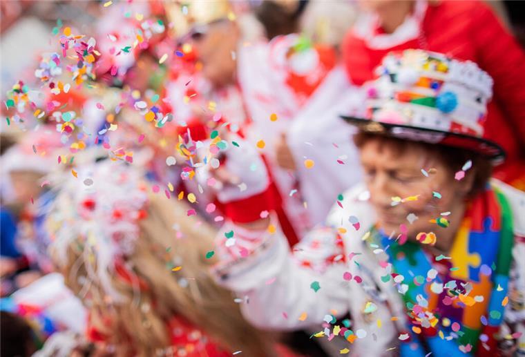 „Frust statt Frohsinn“: Erste Narren gehen vor Kosten in die Knie Jecken feiern den Karneval-Auftakt auf dem Heumarkt