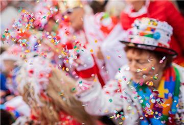 Jecken feiern den Karneval-Auftakt auf dem Heumarkt
