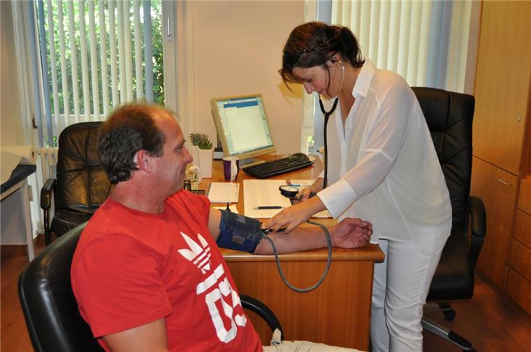 Vier neue Medizinerinnen lassen sich im Cuxland nieder Allgemeinmedizinerin Dr. Sabrina Bohn misst Blutdruck bei Ingo Döpke aus Offenwarden. Sie zieht die Arbeit als Landarzt der Tätigkeit in der Klinik vor.