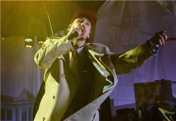 Alligatoah singt auf der Bühne