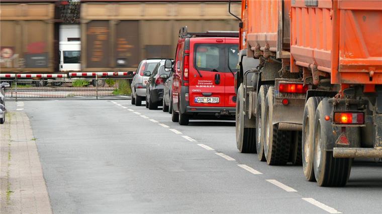 Bahnübergang in Lunestedt: CDU-Landratskandidat ist für Tunnel Alltag in Lunestedt: Immer öfter sind die Schranken am Lunestedter Bahnübergang geschlossen, und die Autos stauen sich.
