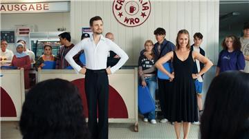„Almania“: Stimpel (Phil Laude) und Lisa-Britt (Sina Tkotsch) wollen die Schüler im Paartanz weiterbilden.