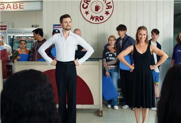 „Almania“: Stimpel (Phil Laude) und Lisa-Britt (Sina Tkotsch) wollen die Schüler im Paartanz weiterbilden.