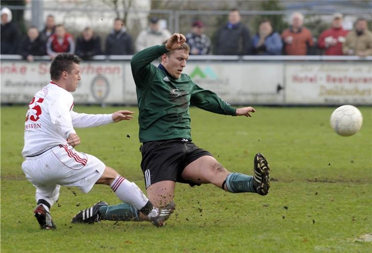 Wölm sieht den Fußball in Bremerhaven im Vorteil Als Aktiver war Andree Wölm (links) immer in vorderster Front zu finden. Hier erzielt der künftige Cheftrainer des ESC Geestemünde einen Treffer für Rot-Weiss Cuxhaven gegen den FC Land Wursten.