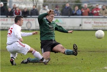 Als Aktiver war Andree Wölm (links) immer in vorderster Front zu finden. Hier erzielt der künftige Cheftrainer des ESC Geestemünde einen Treffer für Rot-Weiss Cuxhaven gegen den FC Land Wursten.
