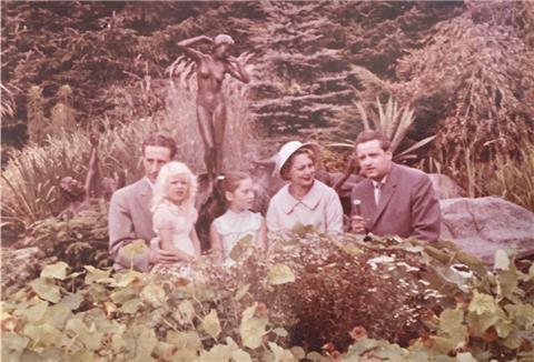 Als am 7. September 1958 der Hollywoodstar Olivia de Havilland auf Bremerhaven-Besuch auch in Thieles Garten war, sprang der junge Musiker Hans Herr im Kiefernweg nebenan flugs übern Zaun und fotografierte sie.