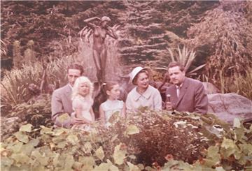 Als am 7. September 1958 der Hollywoodstar Olivia de Havilland auf Bremerhaven-Besuch auch in Thieles Garten war, sprang der junge Musiker Hans Herr im Kiefernweg nebenan flugs übern Zaun und fotografierte sie.