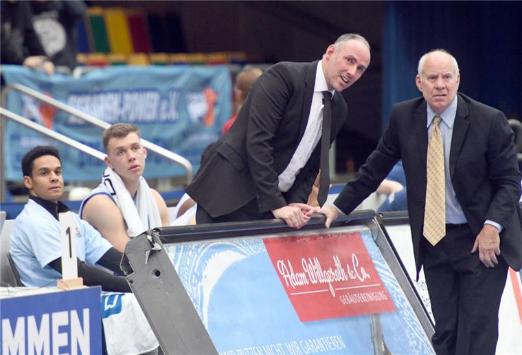Michael Mai steht vor einem schweren Debüt als Eisbären-Trainer Als Assistenztrainer hat Michael Mai (links) bisher Dan Panaggio zugearbeitet. Nach Panaggios Rücktritt übernimmt der 44-Jährige bei den Eisbären den Posten des Cheftrainers.
