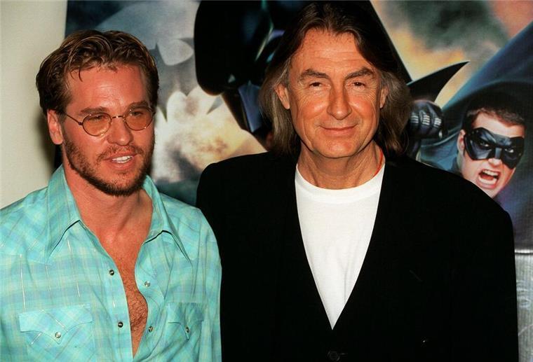 Er spielte Batman und Jim Morrison: Val Kilmer stirbt mit 65 Als Batman-Darsteller hatte Val Kilmer großen Erfolg - hier mit Regisseur Joel Schumacher. (Archivbild)