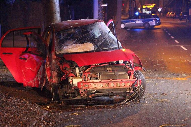 Als das Auto nicht mehr weiterfuhr, flüchtete die Unfallfahrerin schwer verletzt zu Fuß.