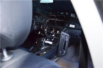Als der Besitzer am Montagmorgen zu seinem Auto kam, hingen nur noch die Kabel lose herum. 
