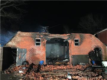 Als der Hauptbrand gelöscht war, sah das Bauernhaus noch so aus. Die Feuerwehr entschloss sich aber, die Mauern mit einem Bagger einreißen zu lassen, um auch versteckte Glutnester löschen zu können.