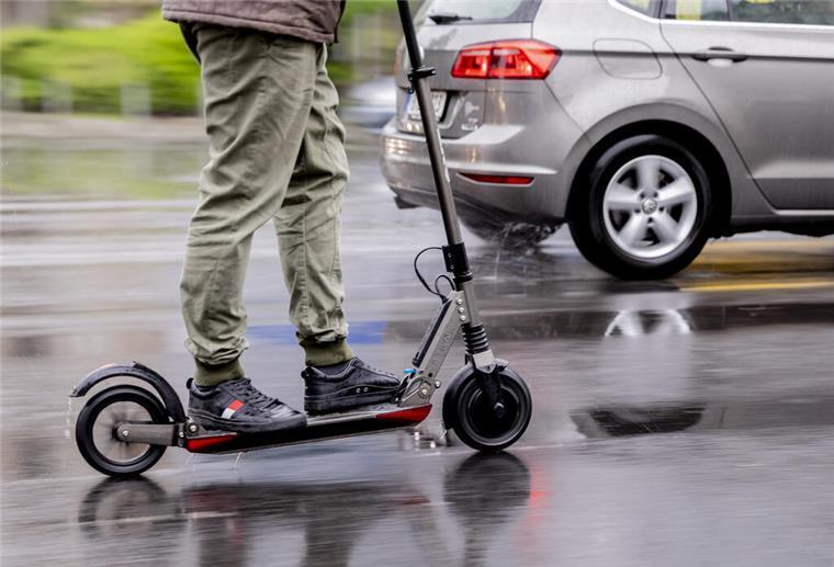 Bremerhaven: Autofahrer übersieht E-Scooter beim Türöffnen Ein Mann fährt mit einem E-Scooter auf der Straße.