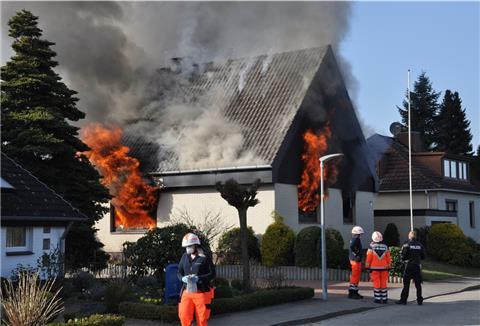 Ein Wohnhaus in Bremervörde brennt