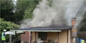 Als die Einsatzkräfte eintrafen, stieg bereits starker Rauch vom Gartenhaus auf.