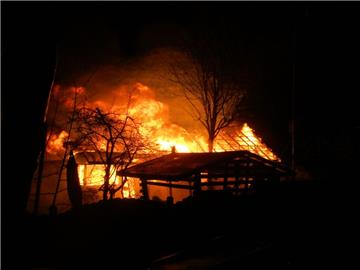 Als die Einsatzkräfte vor Ort eintrafen, brannte die Gartenlaube lichterloh.