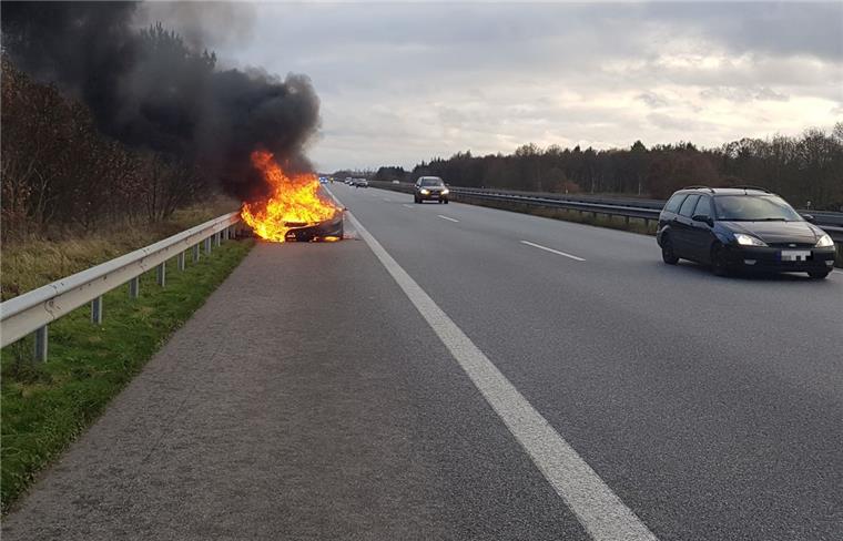 Als die Feuerwehr eintraf, brannte der Ferrari auf der A27 in voller Ausdehnung.