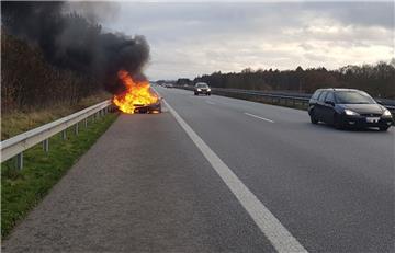 Als die Feuerwehr eintraf, brannte der Ferrari auf der A27 in voller Ausdehnung.