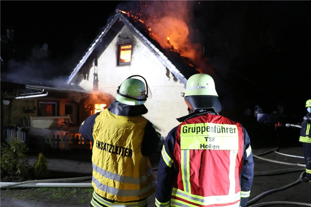 Als die Feuerwehr eintrifft, steht das Haus bereits in Flammen.