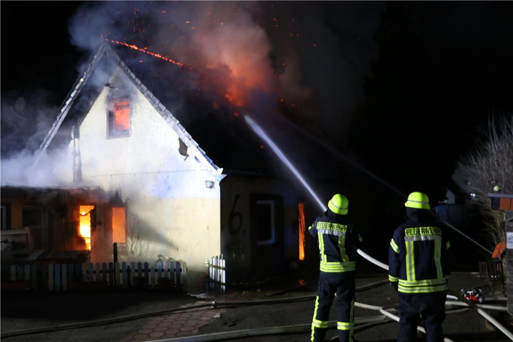 Als die Feuerwehr eintrifft, steht das Haus bereits in Flammen.