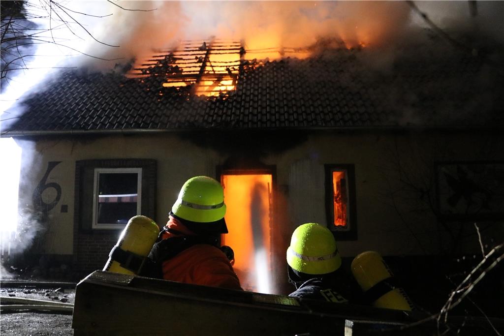 Als die Feuerwehr eintrifft, steht das Haus bereits in Flammen.