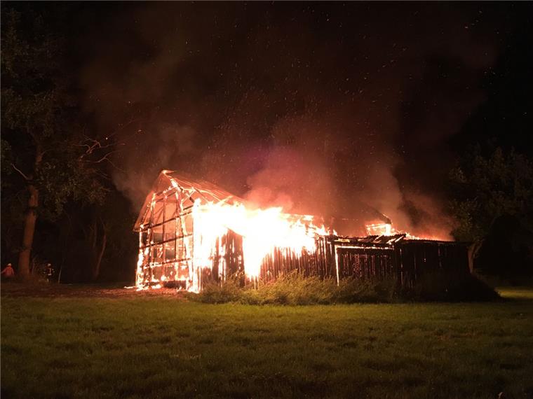 Als die Feuerwehr in Kirchwistedt eintrifft, lodern die Flammen aus dem Schuppen.