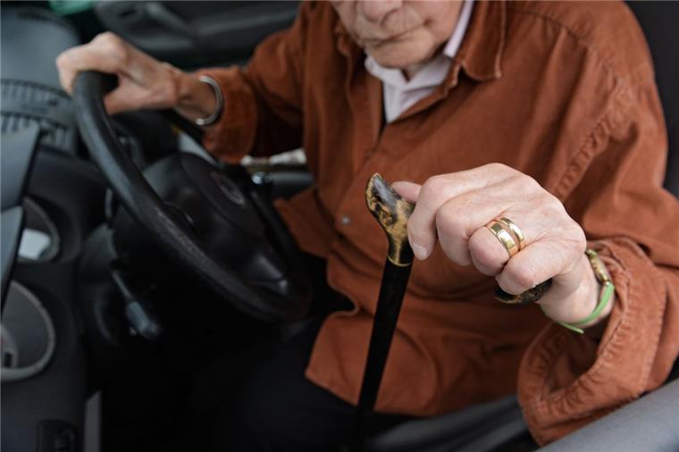 A31: Polizei stoppt Falschfahrerin nach 40 Kilometern Als die Polizei sie stoppte, war die Seniorin stark desorientiert.