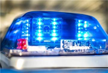 Ein Blaulicht leuchtet auf dem Dach eines Polizeiwagens.