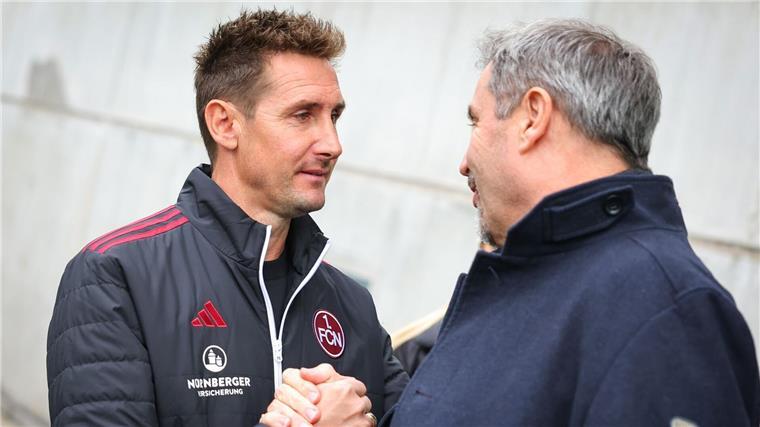 Als Edelfan wünscht Bayerns Ministerpräsident Markus Söder (rechts) den Nürnbergern von Coach Miroslav Klose viel Erfolg.
