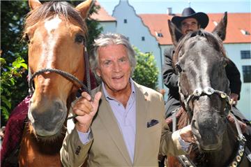 Als Ehrengast posiert der Schauspieler und ehemalige Winnetou-Darsteller Pierre Brice im Jahr 2011 mit Pferden bei der Vorstellung der Süddeutschen Karl-May-Festspiele in Kirchheim (Schwaben). Als Schauspieler abseits der Winnetou-Trilogie drehte er Dutzende weitere Filme. Foto: Felix Hörhager/dpa
