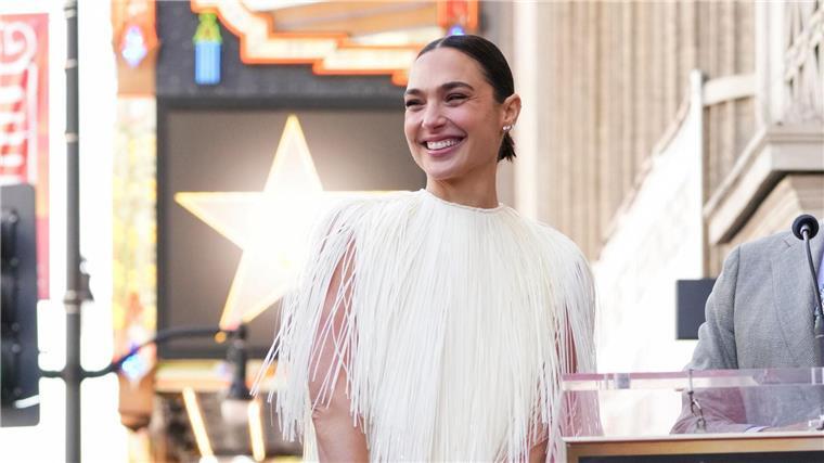 Gal Gadot geht mit Familie auf „Walk of Fame“-Stern zu Boden Als erste israelische Schauspielerin wird Gal Gadot auf dem „Walk of Fame“ verewigt.