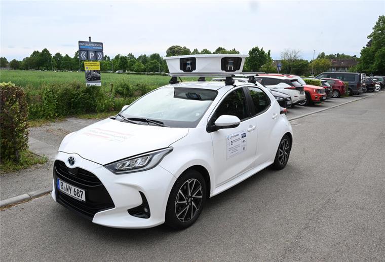 Ein Scan-Auto, das automatisch Parksünder registriert, fährt bei einem Pilotversuch an vor der Universität Hohenheim geparkten Fahrzeugen vorbei.