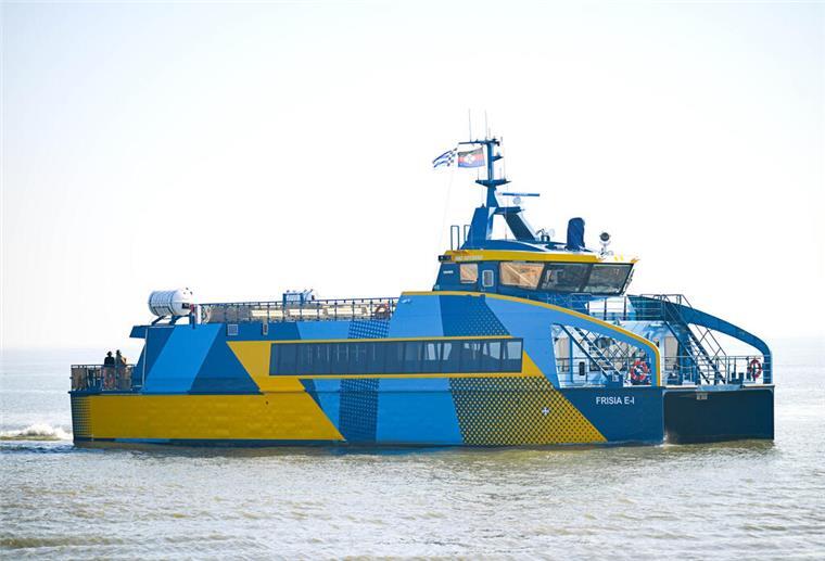 Erster deutscher E-Katamaran startet bald von Norddeich nach Norderney 06.03.2025, Niedersachsen, Norderney: Der E-Katamaran fährt in den Hafen von Norderney. Als erstes rein elektrisch betriebenes Seeschiff unter deutscher Flagge soll der neuer E-Katamaran der Reederei Norden-Frisia künftig Reisende von und zur ostfriesischen Insel Norderney fahren. Foto: Sina Schuldt/dpa +++ dpa-Bildfunk +++