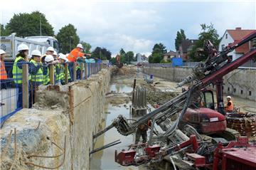 Als Ferienpass-Aktion besichtigen Kinder mit Begleitpersonen die Baustelle Hafentunnel.