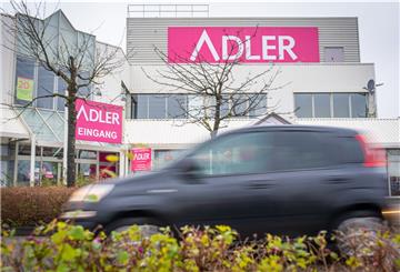 Als Folge der Corona-Krise meldet die Modekette Adler, hier die Filiale in Spaden, Insolvenz an.
