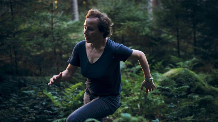 Tod in Seilbahngondel - „Tatort“-Ermittler suchen Flüchtige Als Franziska Tobler (Eva Löbau) erfährt, dass die Verdächtigen in den Wald geflüchtet sind, eilt sie hinterher.